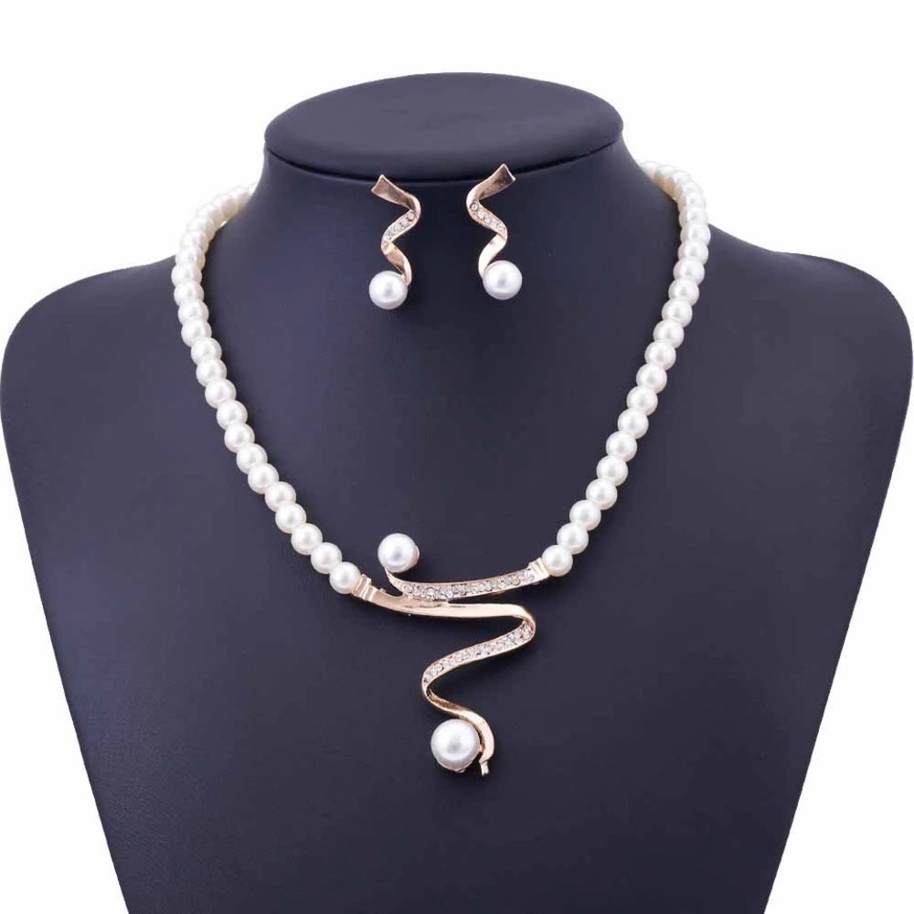 ‼️Price Drop‼️Pearl necklace and earrings set